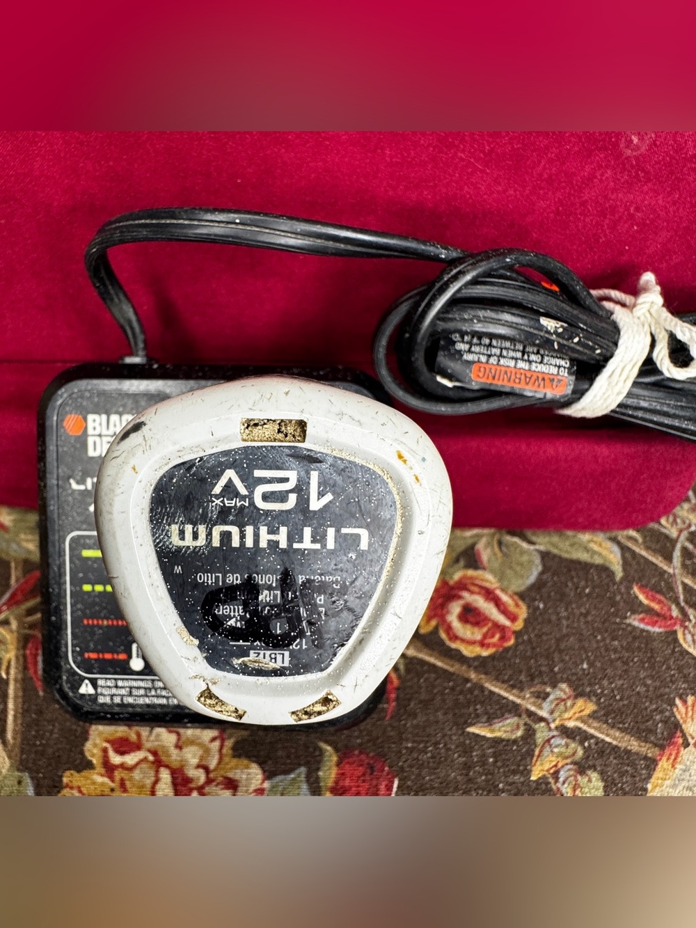BLACK+DECKER LCS12 12V Max Lithium-lon Battery
Chargerw/ 12V Battery Working